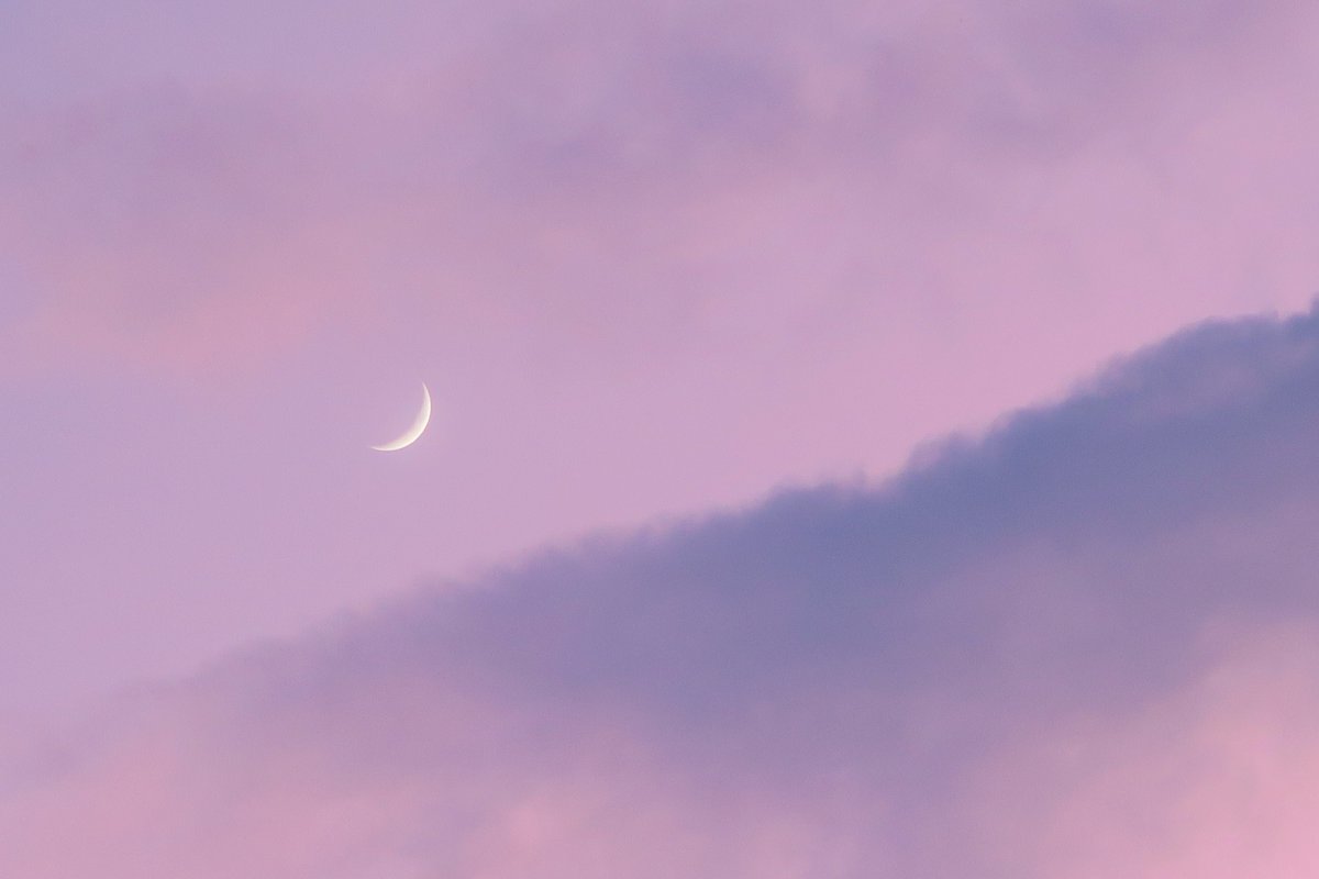 infinity_edge_'s tweet photo. 空がいちばんきれいだったときの月 https://t.co/ZID07YjXig