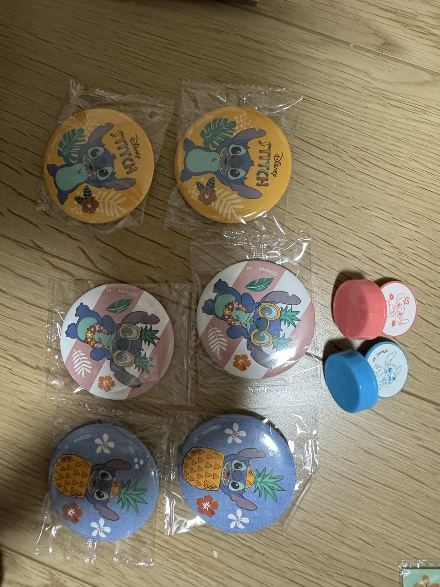 nagisa398992121's tweet photo. セリアも本気出してる🥳
色んな所からスティッチグッズ出しすぎ🤣
嬉しいことだけど出費が…💸💸💸

缶バッジ6個買ったら2個づつ同じの出たのどーいうことw
 #スティッチ 
 #スティッチグッズ 
 #Seria https://t.co/n6PZCT0OSO