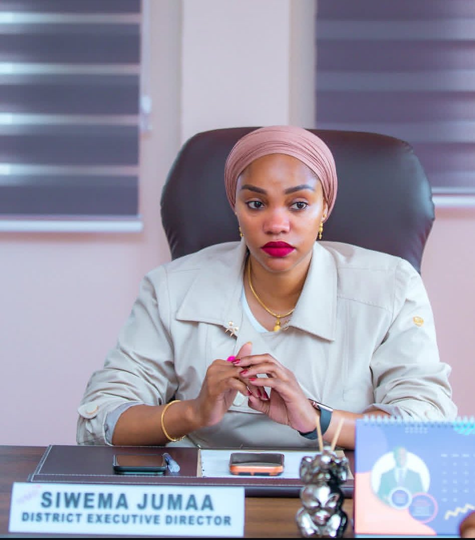 Hon_KibayasiF's tweet photo. Katika uongozi wa sasa, viongozi wanaostahili kupewa kipaumbele na kuzingatiwa kwa karibu ni Mh. MTAKA (RC NJOMBE) na Mh. Ms. S. JUMAA (DED KILOLO) . Wameonyesha kiwango cha juu cha uwajibikaji, uwazi, na uwezo mkubwa wa kuhamasisha jamii kuelekea maendeleo 🤝. https://t.co/HlYBl68aLQ