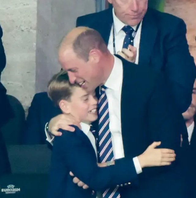 royallygracex's tweet photo. It's underrated how doting and loving William is as a dad. His love language towards them is physical affection. He's always caressing and hugging. It's rumored George ultimately chose Eton himself to follow his papa's footsteps.Admiration from your son is the best form of love❤️ https://t.co/Oody1DcnKu