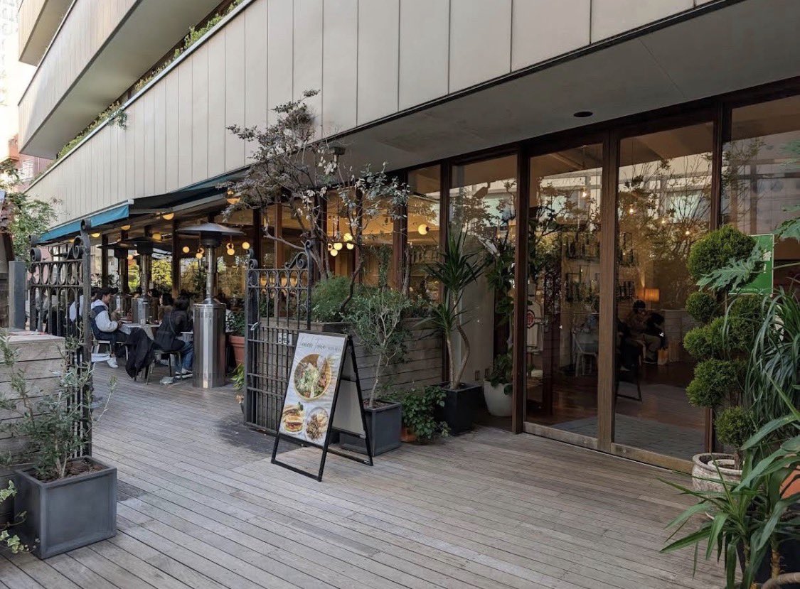 GoAppCameraman's tweet photo. 【デートで使えるオススメ渋谷カフェ4選】

渋谷のカフェ選びで迷っている方は是非チェックしてみて↓↓

📍和カフェyusoshi 渋谷
和の雰囲気が楽しめる穴場カフェ。
カウンター席、座席両方ともオススメ。

📍WHITE GLASS COFFEE
白を基調としたオシャレなカフェ。

📍Roasted COFFEE LABORATORY 渋谷神南店
北谷公園の近くにあるカフェ。
テラス席も充実していてオススメ。

📍TENCUPS
内観が緑豊かで明るく、予約なしでも入れる穴場カフェ。