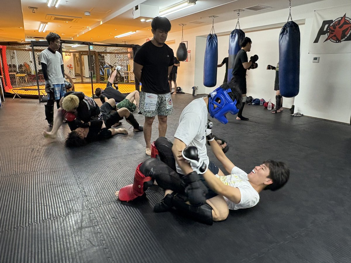 pod_gym's tweet photo. 木曜日寝技&amp;MMA💪💪💪
寝技クラスは今日も基礎の打ち込みから、しっかりと寝技に必要な動きを身体に染み込ませました！
後半MMAスパーリングは試合が決まってる選手で協力して追い込みスパー🥊今日も練習ありがとうございました😊
#パワーオブドリームジム #総合格闘技 #MMA
#必殺技教えます https://t.co/KTbFKgwN6o