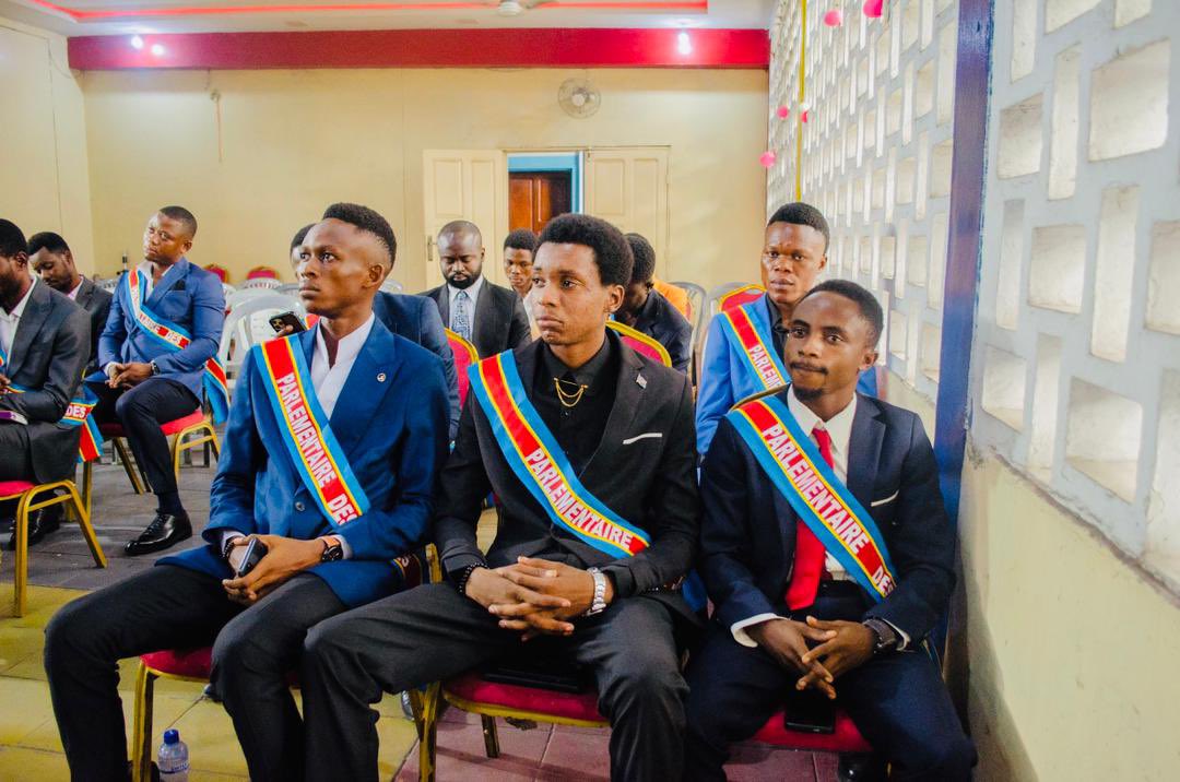 KuwaRachete's tweet photo. #PARLEMENT_DES_JEUNES_DE_KINSHASA

Le comité des jeunes parlementaires de #LUKUNGA s’est réuni en assemblée interparlementaire au sein de la #maison_communale_de_Kintambo en guise d’un travail parlementaire sur les amendements à présenter à la prochaine plénière provinciale. https://t.co/3AxRxCvv7H