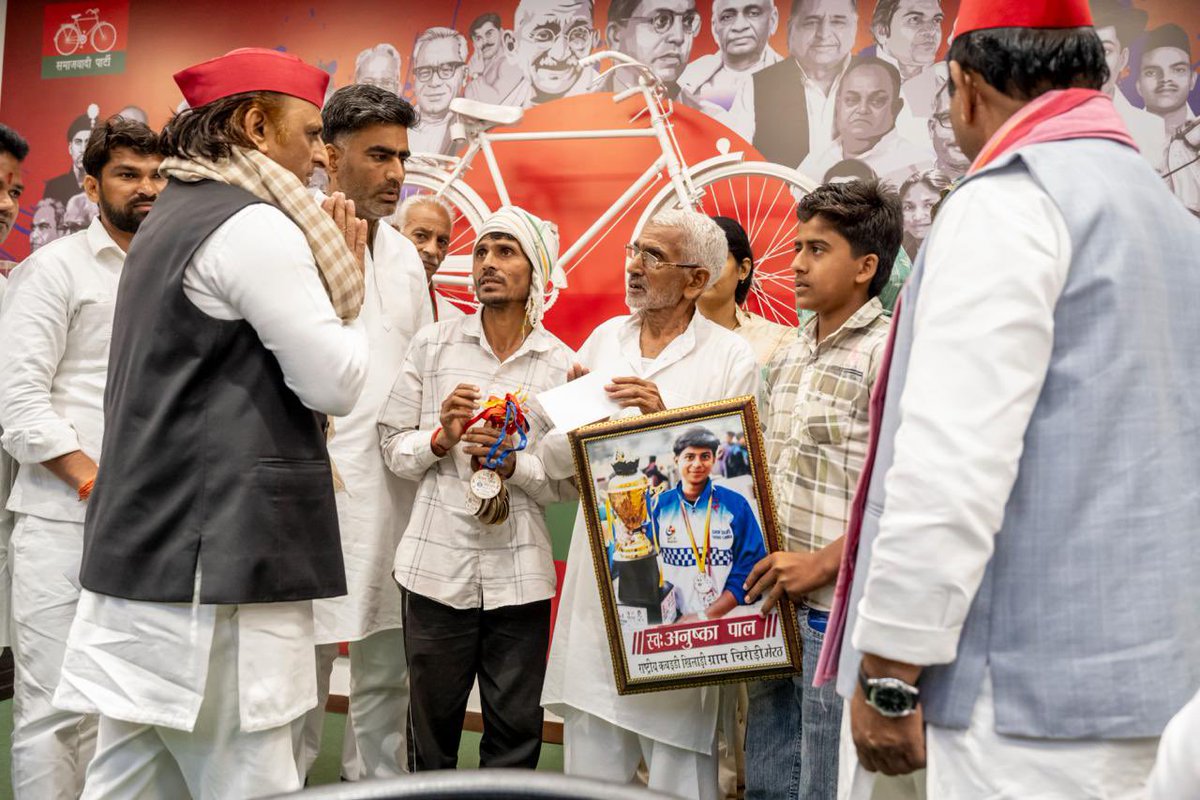 samajwadiparty's tweet photo. समाजवादी पार्टी, उत्तर प्रदेश
19, विक्रमादित्य मार्ग, लखनऊ
     प्रकाशन/प्रसारण हेतु-    दिनांकः18.06.2026
    समाजवादी पार्टी के राष्ट्रीय अध्यक्ष एवं पूर्व मुख्यमंत्री श्री अखिलेश यादव से आज पार्टी के राज्य मुख्यालय लखनऊ में सरधना मेरठ की राष्ट्रीय कबड्डी खिलाड़ी एवं कई पदक विजेता 17 वर्षीय कु0 अनुष्का पाल के परिजनों ने क्षेत्रीय विधायक श्री अतुल प्रधान के साथ भेंट की। अनुष्का पाल की विगत दिनों अपहरण के बाद हत्या कर दी गई थी। श्री अखिलेश यादव ने चिरोड़ी गांव सरधना निवासी अनुष्का के पिता श्री नेमपाल पाल को सांत्वना दी और उन्हें आर्थिक मदद भी दिया।
    श्री यादव ने कहा कि समाजवादी पार्टी अन्याय के खिलाफ संघर्ष और पीड़ित को न्याय दिलाने में सदैव तत्पर रहती है। श्री अखिलेश यादव ने आश्वासन दिया कि 2027 में समाजवादी पार्टी की सरकार बनने पर पीड़ितों की जो जो मांग है सभी मदद की जाएगी।
    पीड़ित परिवार के एक व्यक्ति को सरकारी नौकरी और 50 लाख रूपए की आर्थिक मदद भी सरकार से देने की मांग की गई। इसके अतिरिक्त सम्पूर्ण घटनाक्रम की सीबीआई जांच की मांग भी की गई।
    स्मरणीय है कि अनुष्का पाल के परिजनों से प्रदेश अध्यक्ष श्री श्याम लाल पाल तथा सरधना के विधायक श्री अतुल प्रधान ने उनके गांव जाकर भेंट की थी और मदद भी की थी।
    इस अवसर पर समाजवादी पार्टी के प्रदेश अध्यक्ष श्री श्याम लाल पाल सहित कर्मवीर सिंह गुमी जिलाध्यक्ष, मेरठ महानगर अध्यक्ष हाजी आदिल चौधरी, पिछड़ा वर्ग प्रकोष्ठ के जिलाध्यक्ष श्री विजय पाल कश्यप, जिला उपाध्यक्ष श्री सोनू पाल जिला उपाध्यक्ष, पंडित पुन्नू जिला उपाध्यक्ष, अनिल पाल, जिला पंचायत सदस्य दीप्ति पाल, नरेश पाल प्रधान, डॉ. संजीव, ब्रह्मपाल, आनन्द पाल, नीरज पाल, विजेंद्र पाल, शौराज शर्मा मोनू पाल, चौधरी जितेन्द्र पाल, सोनू प्रधान, सहदेव पाल, सुनील पाल, विनोद पाल, श्याम सिंह पाल की उपस्थिति उल्लेखनीय रही।            
            (राजेन्द्र चौधरी)
              मुख्य प्रवक्ता
