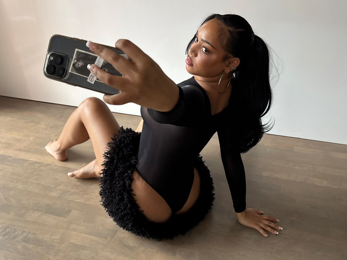 ShainaVip91's tweet photo. Tu ne contrôles plus rien, ta reine BBC préférée♠️est maintenant aux commandes.

#BlackGoddess #Queen #Findom #MoneySlave #CashDrain #Femdom #Domme #CosplayQueen #ScatKink #ScatFetish #UroKink @Brun0Parent @RTLovingFeet @FootParadiseRT @RTfemdomLux @rt_promo2k @rt_feet @finrt4dom https://t.co/J0DpADxt1f