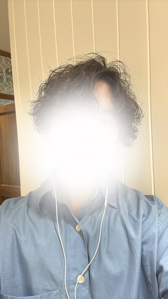 gan_himitsu2's tweet photo. まだ風邪気味ですが、少しずつ慣れていかないとと思い、仕事行ってきました！ 

週末で髪の毛切るはずだったのですが、
切れなかったので、前髪分けてセットしました😌 https://t.co/JFcWLgHvyz
