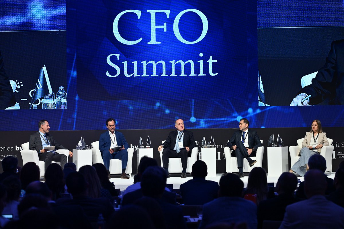igairport's tweet photo. CEO’muz @selahattin_blgn, CFO Summit kapsamında düzenlenen “Büyümenin Yeni Dinamikleri: Deneyim, Çeviklik ve Dönüşüm” başlıklı panele konuşmacı olarak katıldı. 

Bilgen, panelde şirketlerin artık yalnızca değişime nasıl yanıt verdikleriyle değil; değişimi ne ölçüde öngörebildikleri, veriye dayalı karar alma yetkinlikleri ve operasyonel çevikliklerini ne kadar sürdürülebilir kılabildikleriyle de değerlendirildiğini vurguladı. 

Ayrıca, havacılık sektöründe başarının teknolojiyi kurum kültürü, insan kaynağı ve karar alma süreçleriyle birlikte ele alabilen organizasyonlarla mümkün olacağının altını çizdi. 

iGA İstanbul Havalimanı olarak operasyonlarımızı veriye dayalı sistemlerle yönetiyor; hızlı, dirençli ve insan odaklı bir organizasyon inşa etmeyi sürdürüyoruz.

#İstanbulHavalimanı