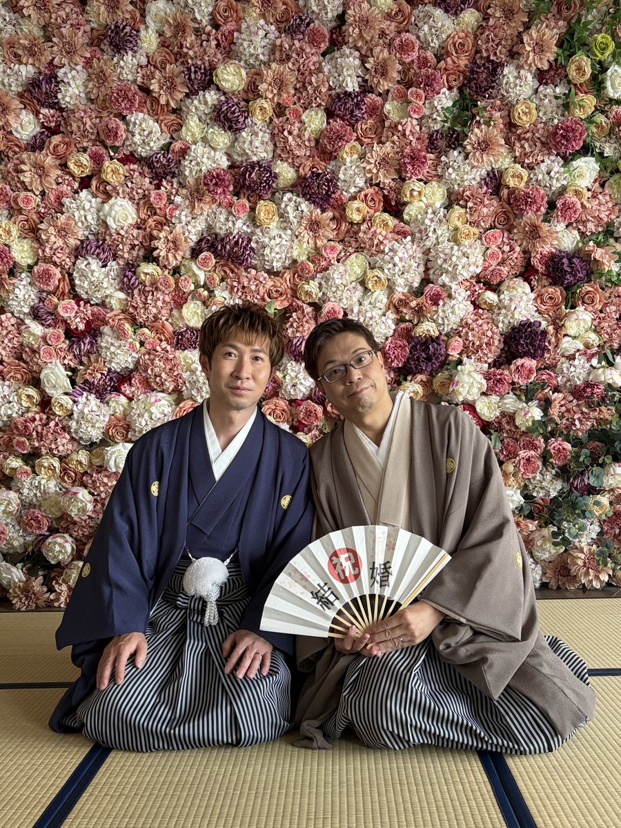 KY20200814's tweet photo. 久しぶりのポストです
昨年パートナーシップ結んで、今年８月の記念日に結婚式を挙げる事になりました😀
式場は僕の希望で神戸です😊
今日は和装フォトの前撮りで人生初のガチ和装しました✨
緊張したけどスタッフさんがすごく親切で良き日を迎えれました😀
本番は８月✨
#ゲイカップル
#同性婚 https://t.co/yEYr3EEKkU