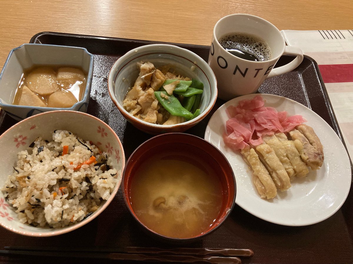 mamiichi_2's tweet photo. とっといたけど食べるー？
って❤︎ 

昼と夜の主菜のらあまりだからたんぱく質いっぱい！ 豪華だなぁ

これも食べていいからね〜とバターロールも2個ある笑

新しい職場でもよくしてもらって幸せ感じる☻感謝しなきゃ https://t.co/Vo68tRdOTf