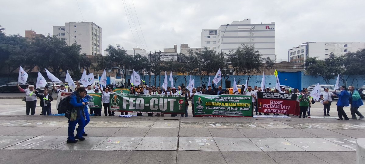 FedCut's tweet photo. ¡La lucha continúa! ✊ Comenzamos  en la "Jornada de Lucha" por la defensa de la institucionalidad de EsSalud y el reconocimiento de la deuda social.
​
​¡Tu voz es necesaria para lograr nuestros objetivos!
​#JornadaDeLucha #EsSalud #FEDCUT https://t.co/OsAJDyjUzV