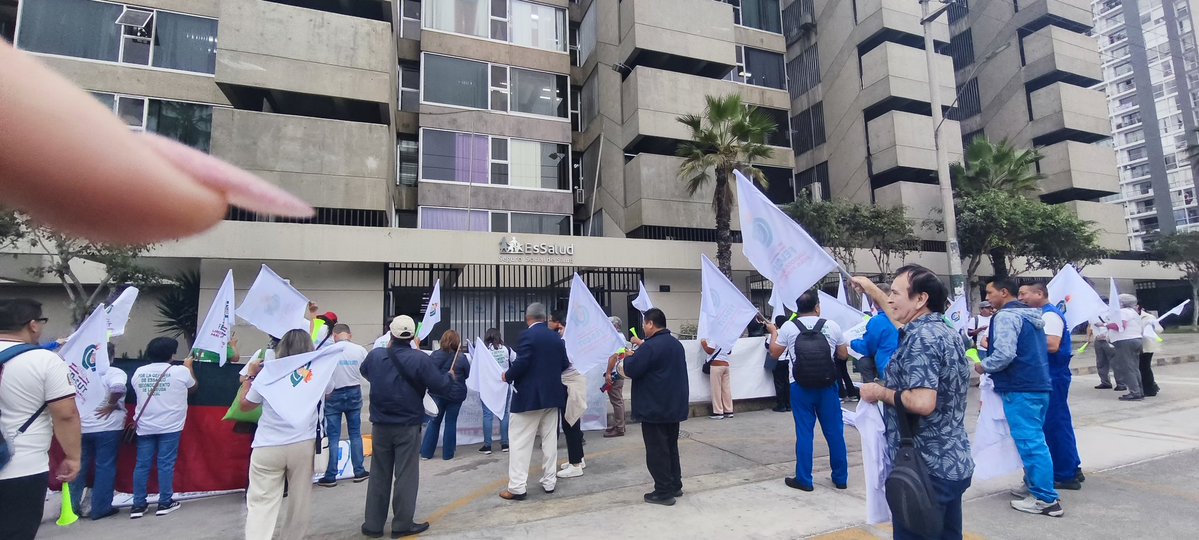 FedCut's tweet photo. ¡La lucha continúa! ✊ Comenzamos  en la "Jornada de Lucha" por la defensa de la institucionalidad de EsSalud y el reconocimiento de la deuda social.
​
​¡Tu voz es necesaria para lograr nuestros objetivos!
​#JornadaDeLucha #EsSalud #FEDCUT https://t.co/OsAJDyjUzV