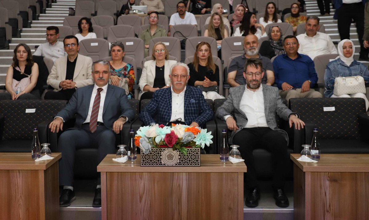 NEUniversitesi's tweet photo. Üniversitemizden Dünyada Bir İlk: Türk Müziğiyle Bilimsel Terapi İçin Milat  💯

Üniversitemiz, bilim ve sanatı aynı potada eriten, tıp ile müzik otoritelerini bir araya getiren dünyada eşi olmayan bir projeye imza attı. Üniversitemiz Bilimsel Araştırma Projeleri Koordinatörlüğü (BAP) desteğiyle; Türk Müziği Devlet Konservatuvarı ve Tıp Fakültesi iş birliğinde yürütülen, Türk müziğiyle terapinin temel bilimsel altyapısını oluşturabilecek “Türk Müziğinin İnsanlarda Oluşturduğu Duygulanım Deseninin Müzikal Özellikler ve Beyin Parametreleri Açısından Eş Zamanlı Olarak Belirlenmesi” projesinin çıktıları, düzenlenen özel bir konser ve sunum etkinliğiyle bilim dünyasına sunuldu.

➡️https://t.co/VzW4GxNRkH