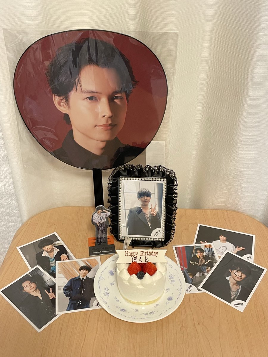 hmt10ve's tweet photo. 北斗31歳のお誕生日おめでとう🎂🎉
皆んなに祝ってもらってて私も嬉しい…笑
忙しいとは思いますがこれからもカッコよくて可愛いSixTONESの松村北斗でいてください☺️💎🖤 https://t.co/zLr5dyBKBc
