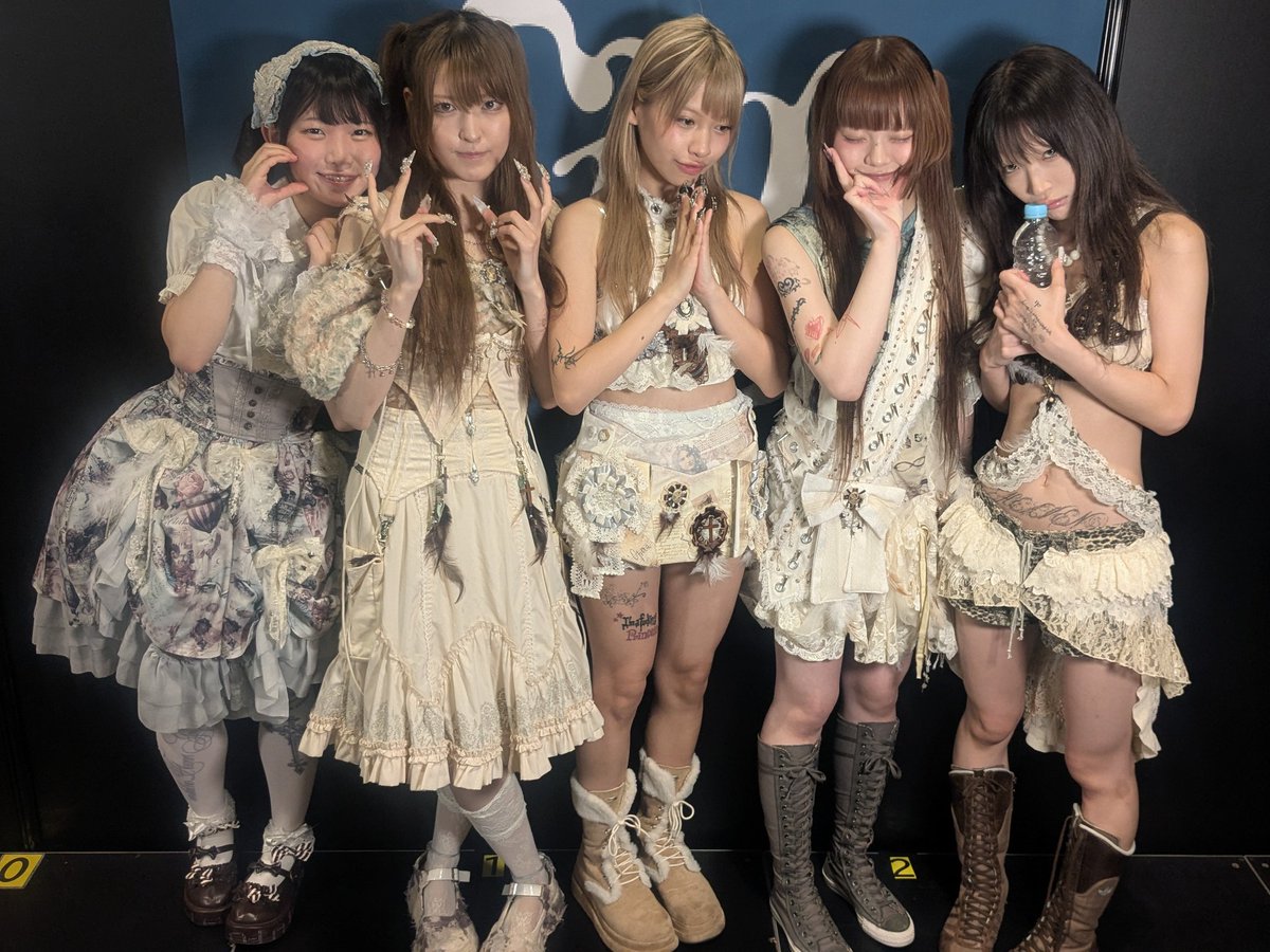 siosite_event's tweet photo. 【開催御礼】

#diig 

#persona リリイベ開催しました👏
可愛いとカッコいいが共存したエモーショナルなステージでした(^o^)／
本日はご来場ありがとうございました✨️

3.2.1📸✨️ﾊﾟｼｬ
#汐留シオサイト地下歩道
#汐留シティセンター 前 https://t.co/jbVjMwjLtw