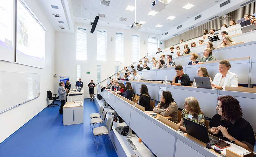 UNavarra's tweet photo. 📢Las prácticas docentes internacionales contribuyen a la formación de calidad del futuro profesorado de inglés, según un proyecto europeo en el que participa la #UPNA
ℹ️ https://t.co/PQWl5Kq9LV https://t.co/uVGlp4P1ET