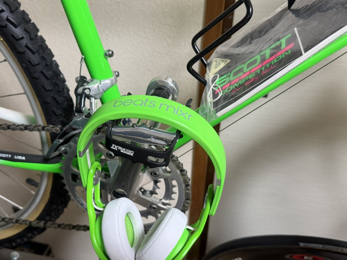 JAP_X_'s tweet photo. 全然関係ないけど同じ色のヘッドホン持ってたの思い出した

このバイク一生外に出せない気がする
綺麗だなぁ https://t.co/jDsGCJ2Ha1