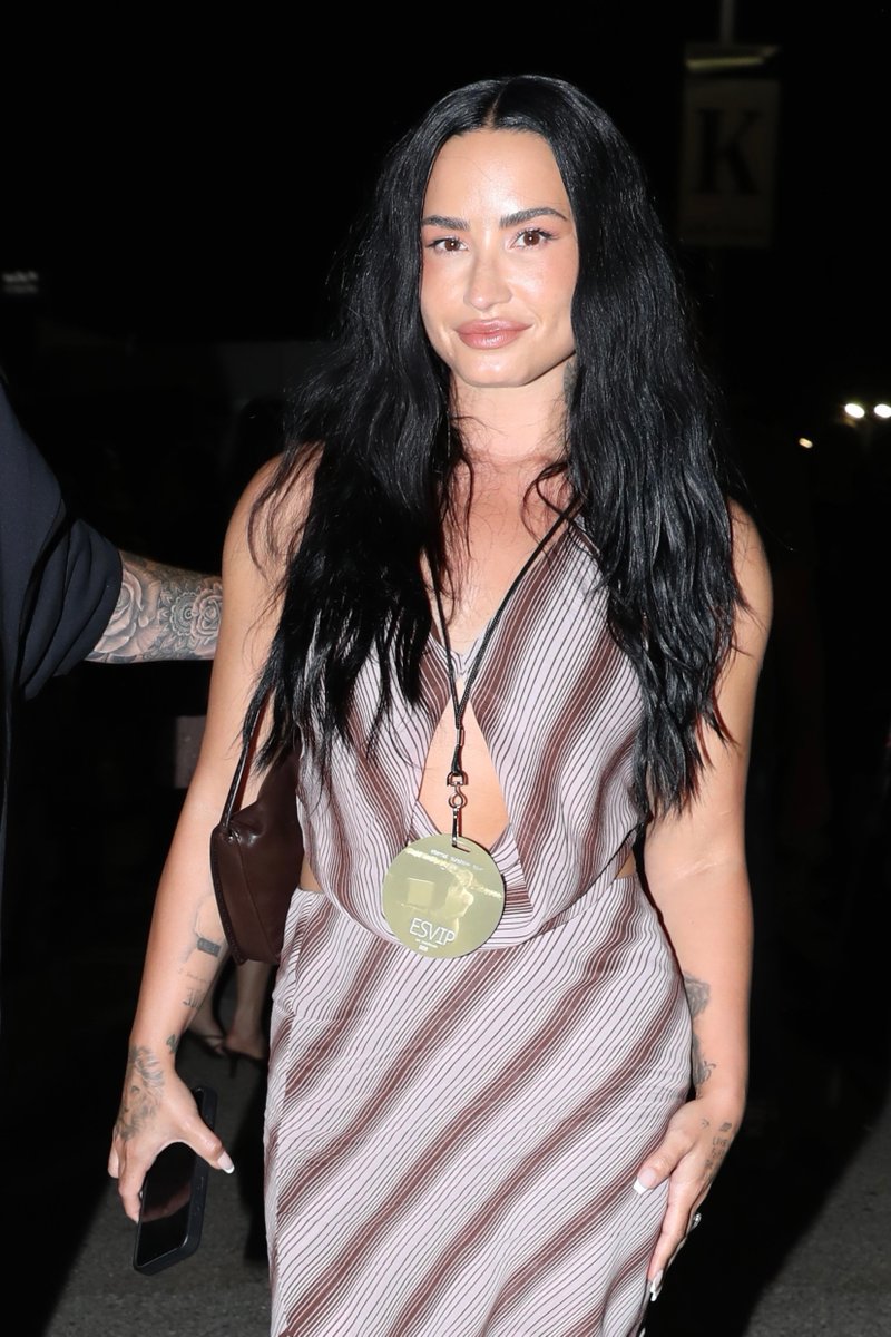 demilovatobr's tweet photo. Doll! Demi Lovato no The Kia Forum ontem (17) em Inglewood, na Califórnia, para o show de Ariana Grande com a "Eternal Sunshine Tour". 🤍 https://t.co/sr7SsXXcqy
