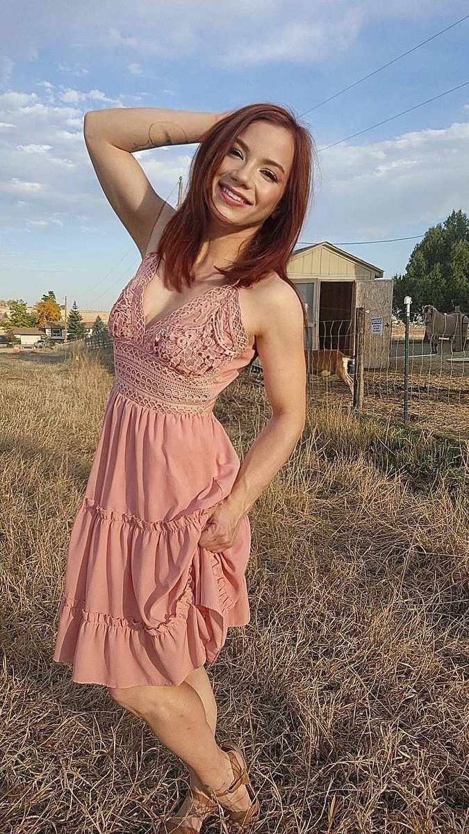 FarmgirlaliceL's tweet photo. Would you date a 36 year old, redhead irish farm gal? 🇮🇪😘 https://t.co/WkhsmjPkkk
