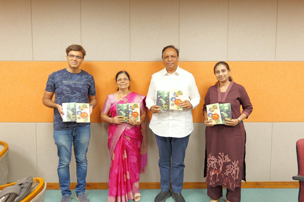 ShelarAshish's tweet photo. महापौर पुरस्कार प्राप्त सेवानिवृत्त शिक्षिका जयश्री चुरी यांच्या 'पाऊस, मन नि कविता' काव्यसंग्रह आणि 'संस्कृती दर्पण - सण व उत्सव' या दोन पुस्तकांचे प्रकाशन केले. 

#AshishShelar https://t.co/WBfC5VxRDH