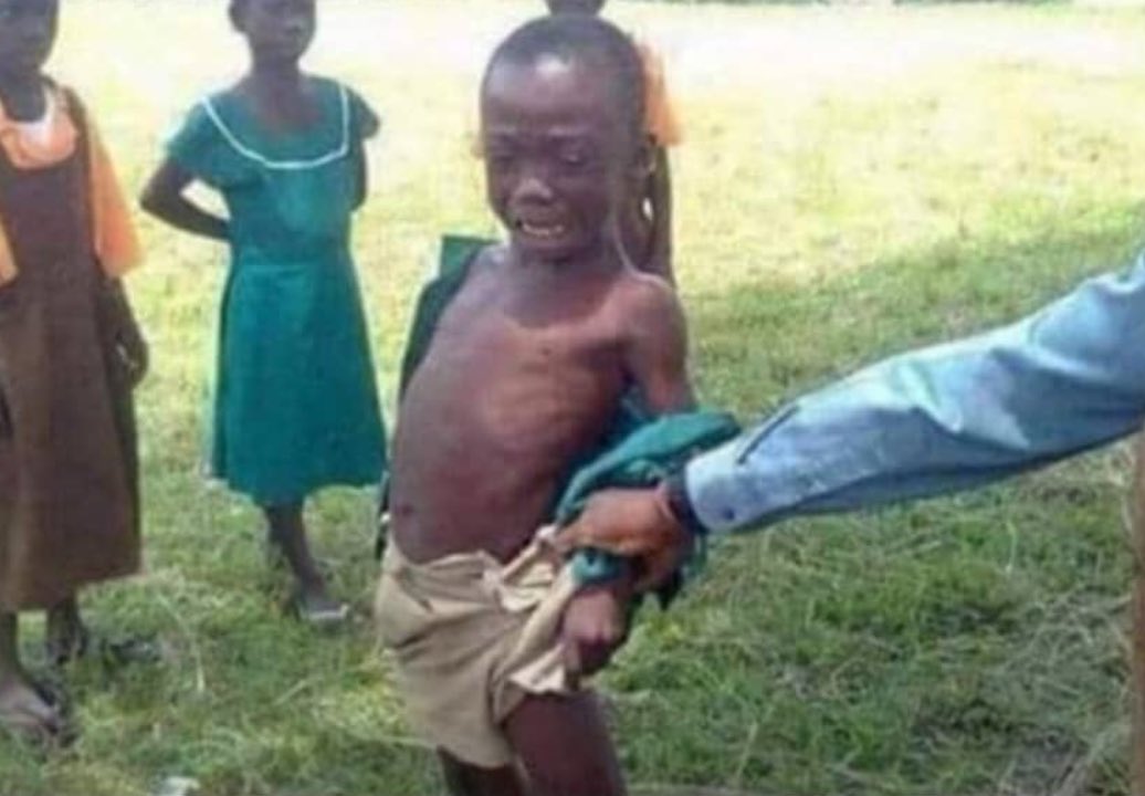 Ibrah_muller99's tweet photo. Luganda teacher: Ibrah mpaayo olugero lumu

Me: Bukya buziba, omwana ajenkanya nyina 😂 https://t.co/uiivEP3Ma9