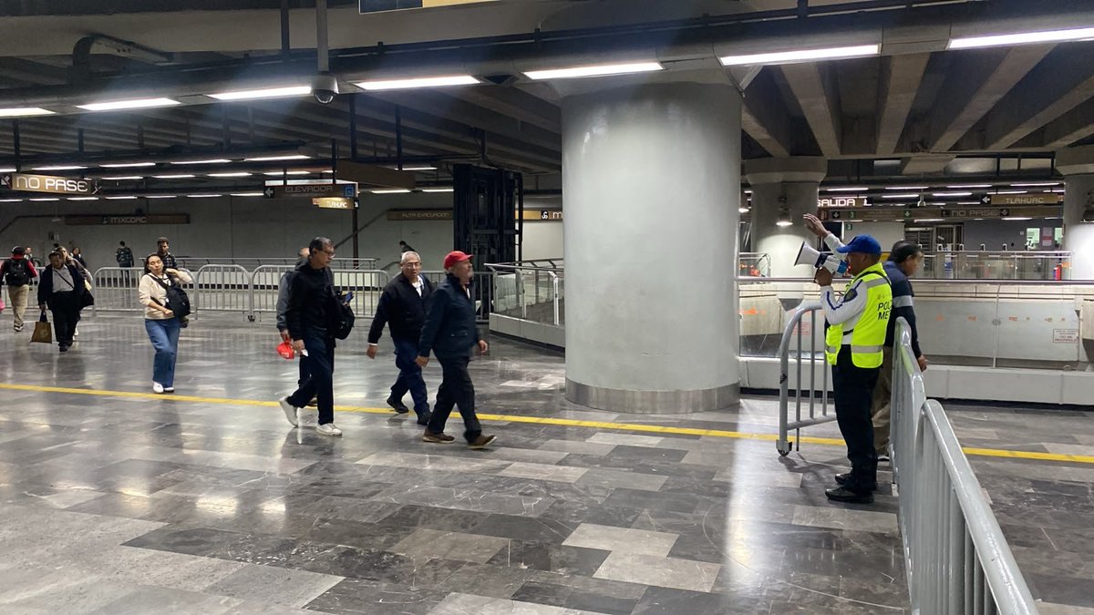 MetroCDMX's tweet photo. #MetroAlMomento:
La circulación de trenes en las Líneas 1, 2, 3, 4, 6, 7, 8, 9, 12 y B es constante por ambas direcciones con afluencia controlada. La Línea A presenta afluencia alta, sin embargo se envían unidades vacías a las estaciones de mayor demanda. 

Te recomendamos anticipar tu viaje y a mantenerte informada e informado a través de nuestros canales oficiales. #MovilidadCDMX