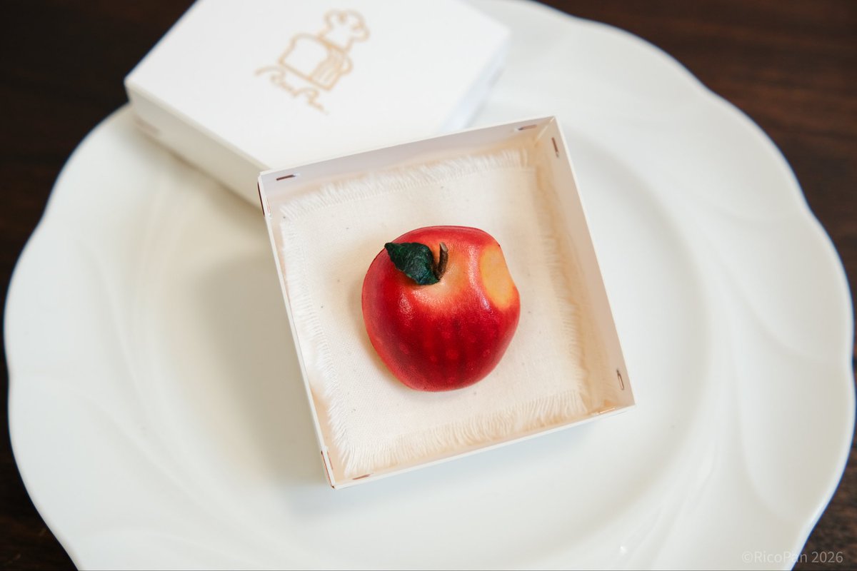 RicoPan_craft's tweet photo. \ new /

かじりかけの、
りんごの革ブローチ🍎

枝も葉っぱも本革製🌿
まだかじられていないりんごと並べてもかわいい…

オンラインストアには今週末ごろ掲載予定です🛒

▽shop▽
https://t.co/0BSgKpVk3s https://t.co/1WxdjjwJGW