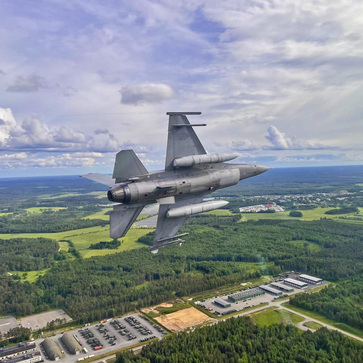 EMGFA_RP's tweet photo. F-16M acionados para interceções reais e empenhados no maior exercício aéreo da NATO nos céus do Báltico ✈️
Sabe mais em https://t.co/xcWyhTgyVh
#ForçasArmadasPortuguesas #eAP26 #WeAreNATO #RAFL26 https://t.co/I40EpjJ6Y7