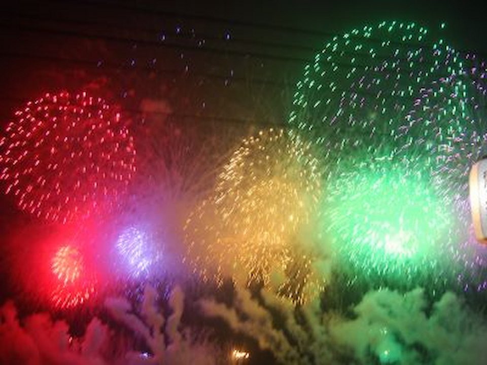 youngmate's tweet photo. 日本三大花火は凄い🎆
昨日長岡花火プランを開始しわずか6時間でネット三サイトにて二日間🈵
最短記録です😳

さてご予約頂いたお客様、当日長岡は激混み間違いなし💦
焦らず急がず安全運転でお越しになって下さい🚙
「遅れます」のお電話も不要です📱
深夜まで浴場の営業を延長しお待ちしております��� https://t.co/o9GozAoX2p