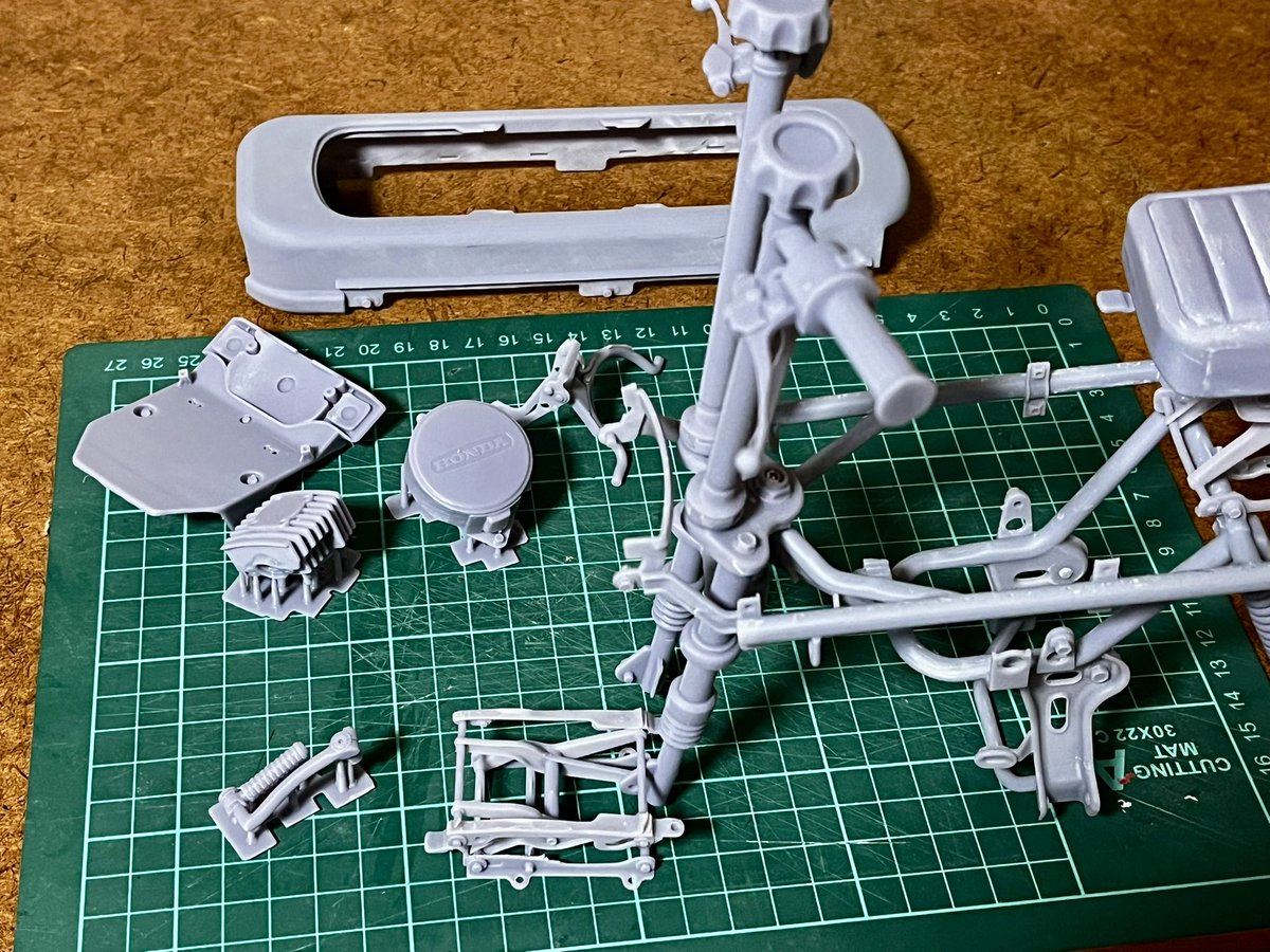G2F_'s tweet photo. そうです、今夜もテストショットやってます。
え？なんでここがこんな感じに⁇って箇所もあるけれど、まずは全パーツがどんなふうに出力されるのか、ダメなのかをチェック。
手直しは最後にしよう😓
#バイク
#ホンダ
#モトコンポ
#鳥山明
#mac
#fusion360
#3dモデリング
#老眼殺し https://t.co/puuxN1LPgO