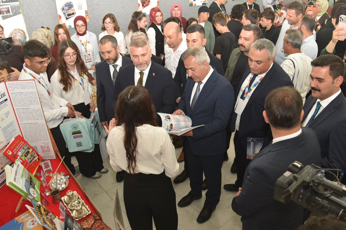 konyamem's tweet photo. Bir dizi program kapsamında ilimize gelen Bakan Yardımcımız Sayın Cihad Demirli, 18 Haziran 2026 tarihinde, Okuyan Nesiller Projesi kapsamında Mevlana Kültür Merkezi Fuaye Alanı’nda düzenlenen Konya Genç Kalemler Okul Dergileri Fuarı’nı ziyaret ederek, dergi stantlarında incelemelerde bulundu; öğrencilerle sohbet ederek yapılan çalışmalar hakkında bilgi aldı.

Bakan Yardımcımız Sayın Sayın Cihad Demirli’ye; Konya Büyükşehir Belediye Başkan Vekili Mustafa Uzbaş, İl Milli Eğitim Müdürümüz Murat Yiğit, Müdür Yardımcımız Okan Tekkalan, ilçe milli eğitim müdürleri, Konya Bölge Yazma Eserler Müdürü Hasan Yaşar eşlik etti.

@tcmeb
@Yusuf__Tekin
@TCKonyaValiligi
@Vali_Akin
@Konyabuyuksehir
@u_ibrahim_altay
@CihadDemirli
@meb_dinogretimi
@drahmetisleyen
@gokhanmurat1
#BizimOkulumuz #BaşarmayaHazırım #Konyamem