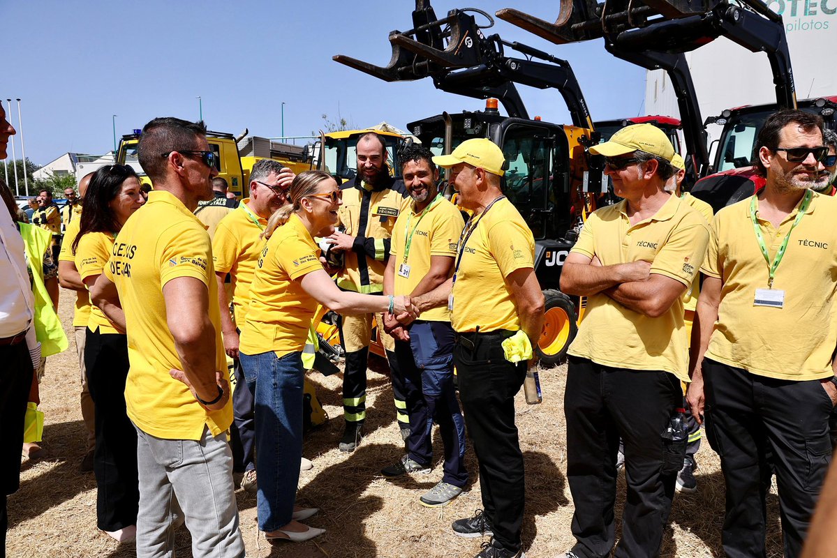 MargaProhens's tweet photo. Presentam el dispositiu de la campanya d’alt risc d’incendis forestals, format per 350 professionals que, amb dedicació, preparació i compromís, vetlaran un any més per protegir el nostre patrimoni natural.

El dispositiu compta amb cinc helicòpters bombarders, cinc avions i tots els recursos necessaris per donar una resposta immediata a qualsevol punt de les nostres illes. Per primera vegada, la unitat de drons dels agents de medi ambient s’integra formalment dins el catàleg de recursos de l’operatiu.

Gràcies a tots els professionals que vos jugau la vida i treballau els 365 dies de l’any per prevenir, vigilar i actuar amb rapidesa davant qualsevol emergència. Estam en les millors mans possibles.

Des del Govern continuam amb el nostre compromís de reforçar els recursos. En aquests tres anys hem incorporat:

• 54 vehicles nous, destinats als agents de medi ambient i a l’IBANAT, amb una inversió de 2,5 M€. Una xifra que contrasta amb els 34 vehicles adquirits durant els vuit anys de la legislatura anterior.

• La renovació integral de la maquinària agroforestal de l’IBANAT, dotada amb més de 5,2 milions d’euros finançats amb fons de l’Impost de Turisme Sostenible, que ara sí es destinen en allò que s’havia de haver destinat sempre. 

• Hem millorat les condicions laborals del personal d’IBANAT. 

Però la millor eina continua sent la prevenció. Durant el 2025, @AgriculturaGOIB ha gestionat més de 1.100 hectàrees de terreny forestal, la xifra més alta registrada mai a les nostres illes.

Per això, fer una crida a la prudència i a la responsabilitat de tothom durant aquests mesos de màxim risc.

Perquè la millor manera de combatre un incendi continua sent evitar que es produeixi.