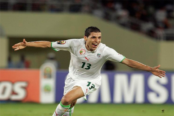 vivalalgerie7's tweet photo. 🔶 انتقادات قوية من مطمور ولموشية وعنتر يحيى بعد خسارة الجزائر أمام الأرجنتين:

💬 خالد لموشية: "الأرجنتين لم تشعر بالذعر أبدًا، لقد أدارت المباراة بهدوء وتحكم. بعيدًا عن الجوانب الفنية، هناك بعض تصرفات اللاعبين التي يجب مراجعتها وتصحيحها بسرعة كبيرة."

💬 كريم مطمور: "قد نتفهم أحيانًا وجود أخطاء تكتيكية أو سوء تمركز، لكن ما لم يكن طبيعيًا هو بعض السلوكيات داخل الملعب. لم نشعر بأي توتر أو حماس لدى اللاعبين، رغم أنها مباراة في كأس العالم وأمام الأرجنتين، بطلة العالم. إنها مباراة العمر بالنسبة للكثيرين، وكنا ننتظر أكثر من ذلك بكثير. الأرجنتين حضرت للمباراة بشكل مثالي."

💬 عنتر يحيى: "هناك بعض التصرفات التي لا يمكن تجاهلها... عندما تواجه الأرجنتين، وبعد مرور 15 دقيقة فقط من اللعب، يجب أن يكون لديك واجب الضغط عليهم بقوة وعدوانية رياضية. المشجع الجزائري يمكنه أن يسامح أي شيء، طالما يرى هذه الروح وهذه العقلية القتالية داخل الملعب."