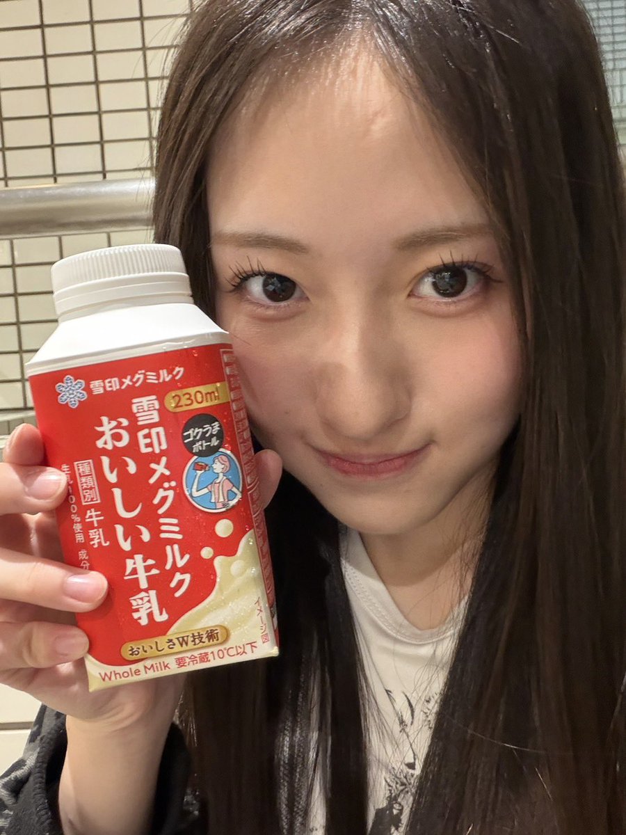 Rosy_Chronicle's tweet photo. 牛乳大好き #植村葉純 です🧡

#はすみるくの今日の牛乳

🥛雪印メグミルク おいしい牛乳🥛
ほんのり甘みがあってフレッシュで、生まれたての赤ちゃん！って感じの味がした！👶🏻🍼

ゴクうまボトルありがてぇ、、

#ロージークロニクル #ハロプロ
#牛乳 #牛乳月間 https://t.co/sWC7dX8kqt