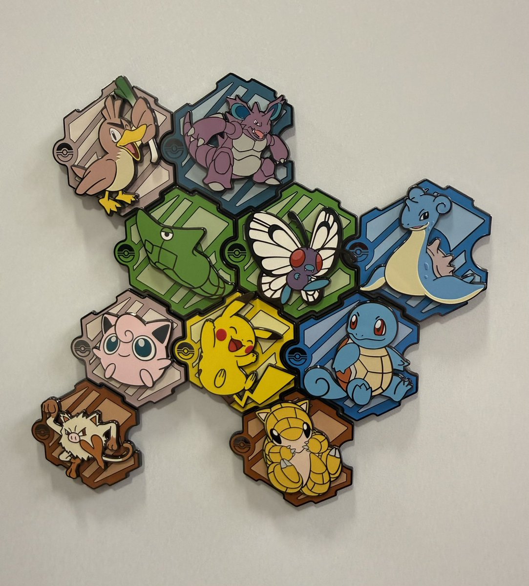 numerasushi_704's tweet photo. 中国ポケモンストアでひっそりと発売されたカントー151匹ランダムマグネット

ピカチュウ出てシアワセ～(  *¯꒳¯*)✨️

パズルみたいにどんどん連結できるんだよ！冷蔵庫埋めつくしたい☺️ https://t.co/ZQL9zFHjto