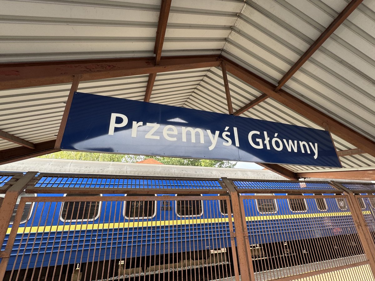 mdvdt_f's tweet photo. プシェミシル駅からポーランドに入国

ヘウムと違い駅で入国審査をやるスタイルなので、列車降りてから駅出るまでに1時間半もかかった
乗り換えの場合は要注意（後ろのお兄さんは夜行列車逃してて可哀想だった）

列車待ちの間、駅前の軽食屋でボルシチ https://t.co/riehYywKel