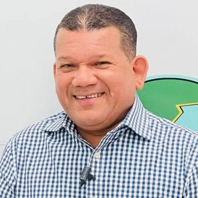 edgaralvarezp1's tweet photo. Yorman Vásquez ha dejado su huella en la comunicación, el empresariado y la política de Villa Vásquez y Montecristi. Fundador de Espiga TV, Yorman News y Yorman Informa, además de empresario y ex presidente  de los Regidores, es una de las figuras más influyentes de la Línea. https://t.co/XXY7ArL3mM