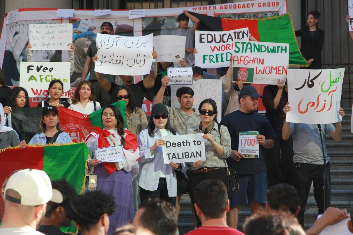 WomanProtesters's tweet photo. روز یکشنبه ۱۴ جون ۲۰۲۶، ساعت ۴ بعد از ظه��، جمعی از مهاجران افغانستانی در اعتراض به بازداشت‌های اخیر زنان در هرات و سایر ولایت‌های افغانستان، و نیز در محکومیت سرکوب خونین اعتراضات مسالمت‌آمیز مردم در منطقه جبرئیل هرات، گردهم آمدند و صدای اعتراض خود را بلند کردند.

شرکت‌کنندگان با سردادن شعارهایی چون «مرگ بر طالبان»، «نه به آپارتاید جنسیتی» و «آزادی برای زنان افغانستان»، حمایت خود را از زنان و مردم معترض افغانستان اعلام کردند. در این گردهمایی همچنین برنامه‌های مختلفی از جمله نمایش تمثیلی، شعرخوانی و سخنرانی برگزار شد.

معترضان از جامعه جهانی خواستند که وضعیت زنان افغانستان را نادیده نگیرند و به صدور بیانیه‌های صرف اکتفا نکنند، بلکه اقدامات عملی و مؤثری برای حمایت از مردم افغانستان و پایان دادن به نقض گسترده حقوق بشر در این کشور انجام دهند.

شرکت‌کنندگان تأکید کردند که خواست اساسی آنان برخورداری زنان افغانستان از کرامت انسانی، حقوق شهروندی و آزادی‌های بنیادین است و بر ضرورت شکل‌گیری یک حکومت مشروع و پاسخگو که نماینده اراده مردم افغانستان باشد، تأکید کردند. . 

ونکوور ، کانادا