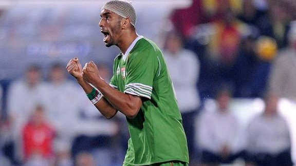 vivalalgerie7's tweet photo. 🔶 انتقادات قوية من مطمور ولموشية وعنتر يحيى بعد خسارة الجزائر أمام الأرجنتين:

💬 خالد لموشية: "الأرجنتين لم تشعر بالذعر أبدًا، لقد أدارت المباراة بهدوء وتحكم. بعيدًا عن الجوانب الفنية، هناك بعض تصرفات اللاعبين التي يجب مراجعتها وتصحيحها بسرعة كبيرة."

💬 كريم مطمور: "قد نتفهم أحيانًا وجود أخطاء تكتيكية أو سوء تمركز، لكن ما لم يكن طبيعيًا هو بعض السلوكيات داخل الملعب. لم نشعر بأي توتر أو حماس لدى اللاعبين، رغم أنها مباراة في كأس العالم وأمام الأرجنتين، بطلة العالم. إنها مباراة العمر بالنسبة للكثيرين، وكنا ننتظر أكثر من ذلك بكثير. الأرجنتين حضرت للمباراة بشكل مثالي."

💬 عنتر يحيى: "هناك بعض التصرفات التي لا يمكن تجاهلها... عندما تواجه الأرجنتين، وبعد مرور 15 دقيقة فقط من اللعب، يجب أن يكون لديك واجب الضغط عليهم بقوة وعدوانية رياضية. المشجع الجزائري يمكنه أن يسامح أي شيء، طالما يرى هذه الروح وهذه العقلية القتالية داخل الملعب."