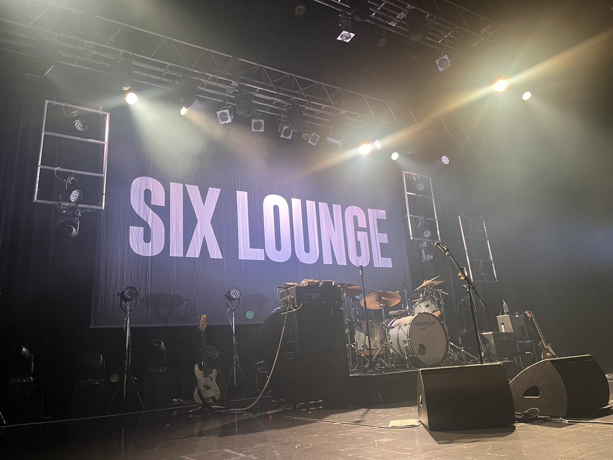 pirotus's tweet photo. ほんこちでした。整番50以内だったので最前ゲット
無理矢理体ねじこんで2列目から前に来た人がワキガでつらかったぁ😭
バスケで鍛えた体幹で割り込みワキガネキに負けず楽しみました😇ラウンジはもちろん最高過ぎたしひゅーいさん初めましてだけどめっちゃ良かった。ゆうもりとのハモリ最高✨ https://t.co/h4b3faKcTs