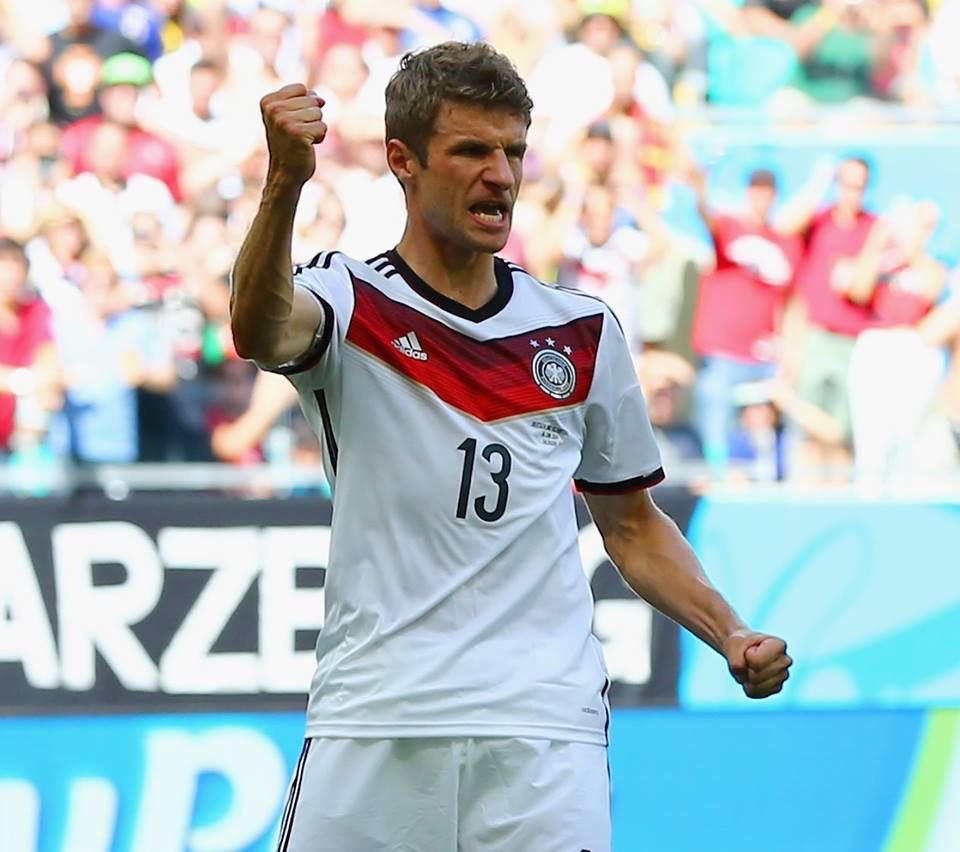 Fandom_ID's tweet photo. Saat Thomas Müller tampil di Piala Dunia 2010, banyak orang lebih fokus pada nama2 seperti Mesut Özil, Miroslav Klose, atau Bastian Schweinsteiger

Namun diam2, Müller mencetak 5 gol dan langsung meraih Sepatu Emas di turnamen pertamanya

Empat tahun kemudian ia kembali mencetak 5 gol dan membantu Jerman menjadi juara dunia

Hingga kini, Müller telah mengoleksi 10 gol Piala Dunia, jumlah yang lebih banyak daripada banyak striker elite yang lebih terkenal darinya

Mungkin itulah keunikan Thomas Müller. Ia tidak memiliki teknik semewah Messi atau Ronaldo, tetapi selalu tahu berada di tempat yang tepat pada waktu yang tepat

Apakah Thomas Müller adalah salah satu pemain paling underrated?