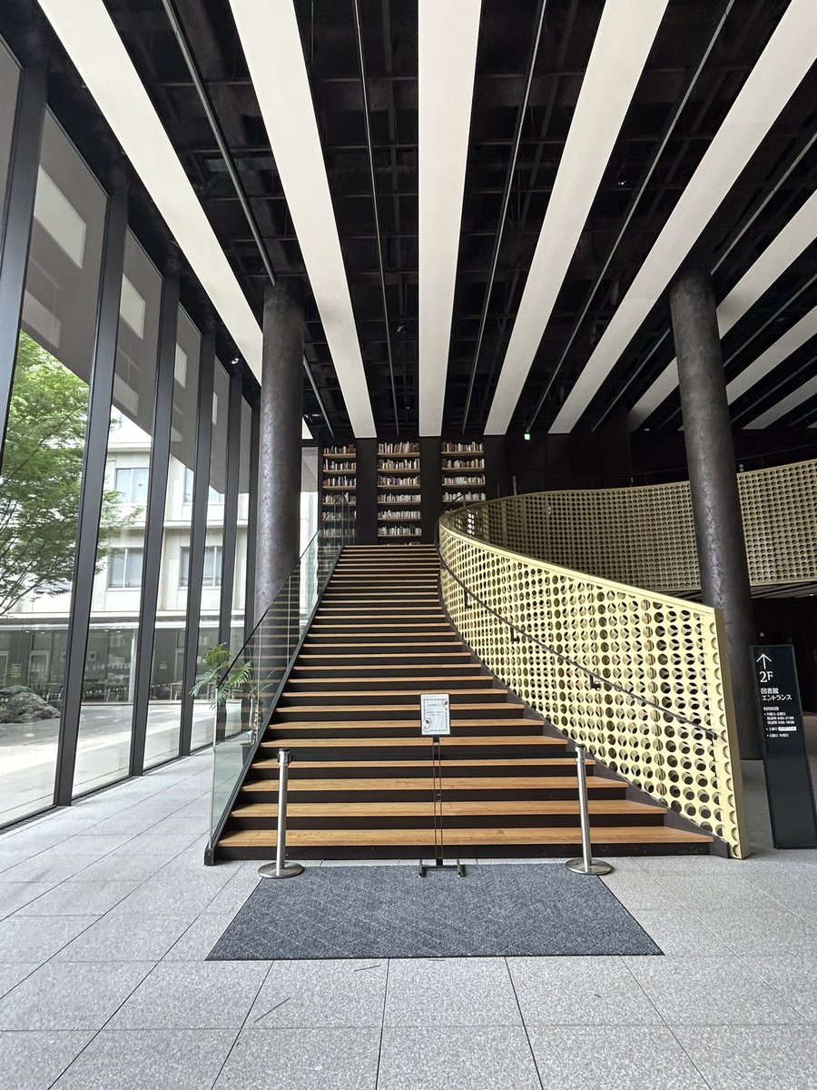 _tanrock_'s tweet photo. 先日訪れた大正大学8号館。
図書館やラーニングコモンズに加え、ブックカフェや礼拝ホールを備えた、地域にも開かれた学びの場。
館内で目を引くのが、大きく弧を描く階段。
森の渓谷を思わせるような落ち着いた雰囲気で、大学施設とは思えないほど居心地がよく、つい長居したくなる建築でした。 https://t.co/YApLdmGrzJ