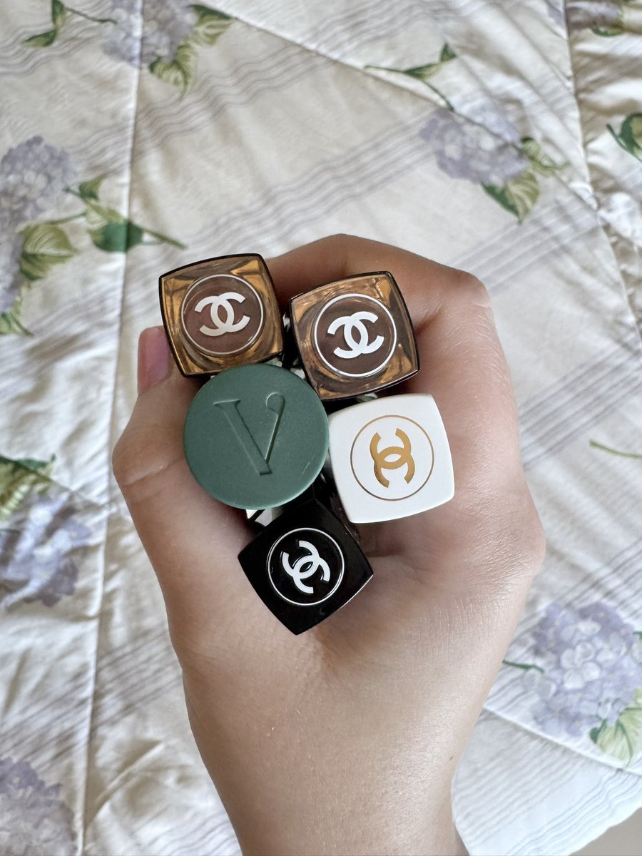 antique_swan's tweet photo. eu achava isso até começar a usar batom de alta qualidade, nunca mais quis saber de gloss https://t.co/6EjbbxBbBw