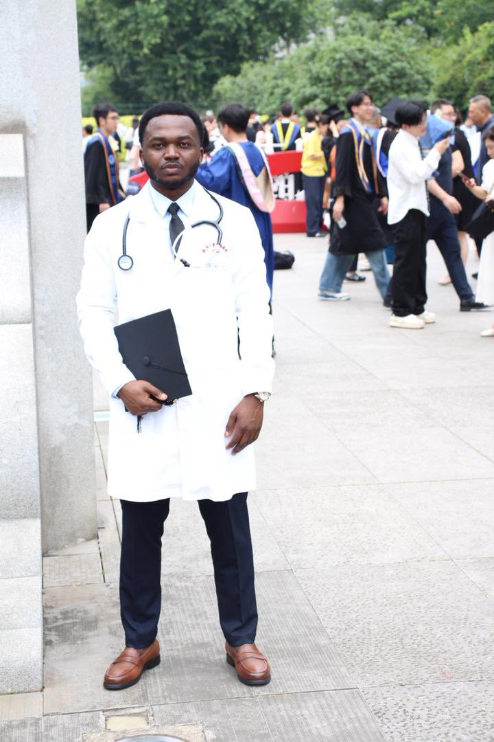 jcmokeni's tweet photo. Une joie immense,sumerge mon cœur suivie d’une grande fierté d’annoncer, un nouveau médecin bénéficiere #bourseMokeni édition 2017 @joel_pago fraîchement diplômé de le la faculté de Mediine de Huyan @AmbCHINEenRDC #ueleenergieONGD https://t.co/rnn3ZbxJnk