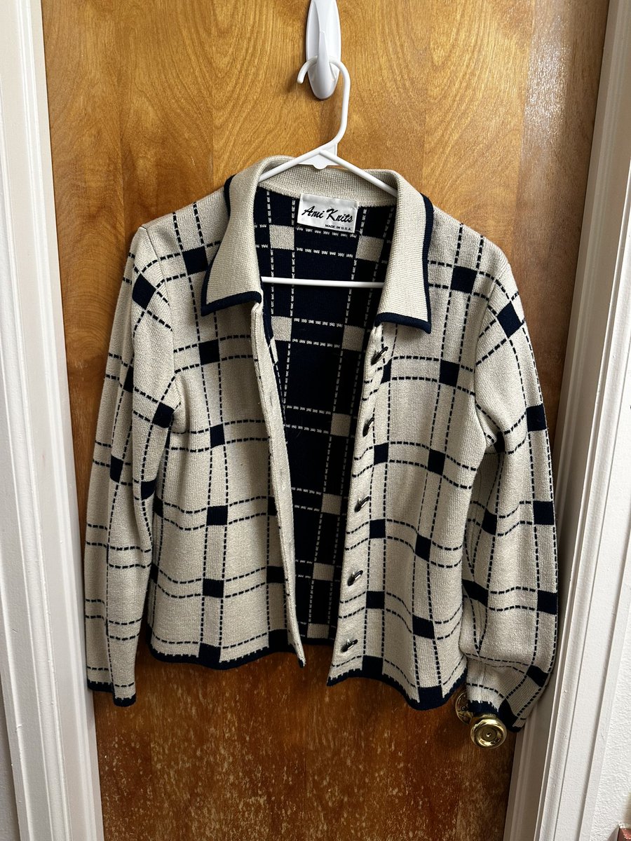 rileswraps's tweet photo. $5 each. all S or XS https://t.co/rFU4xkI6ep