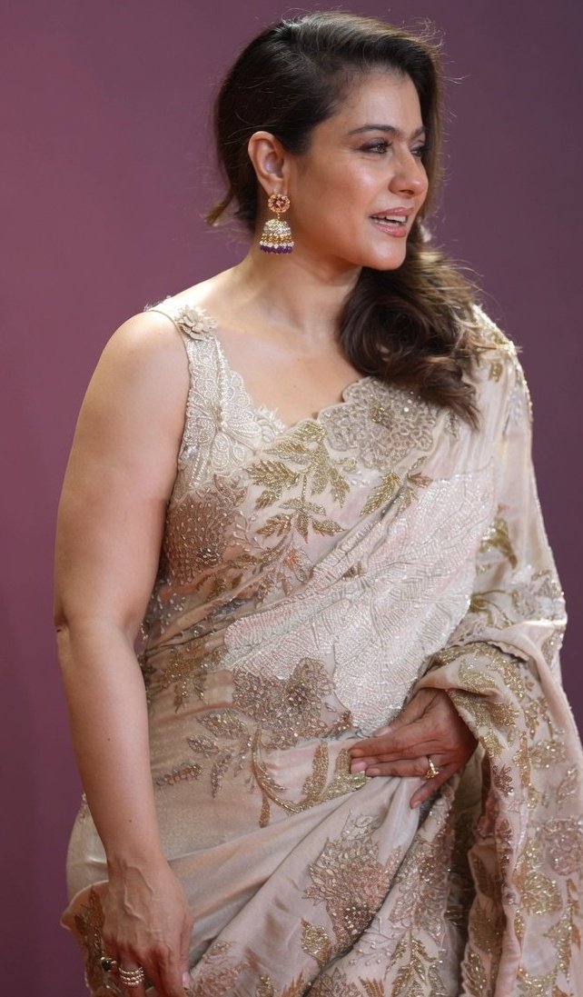 CelebAuraX's tweet photo. Kajol mommy🥵 https://t.co/gGKmdQMVXH