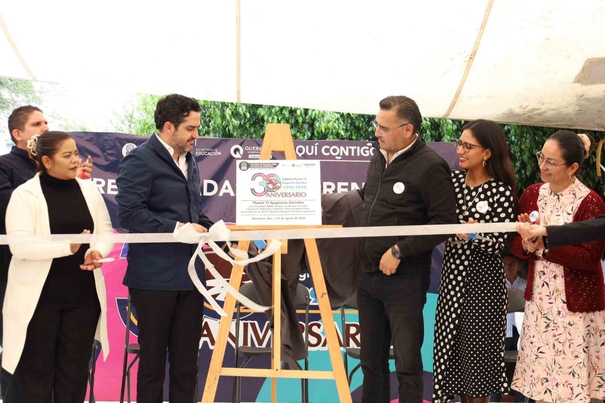 eqronomia's tweet photo. El director general del @COBAQ_Oficial, León Enrique Bolaño, encabezó la ceremonia conmemorativa por el 30 aniversario del Plantel 13 Epigmenio González. https://t.co/t4A0rsLa6o https://t.co/AZorozG89Y