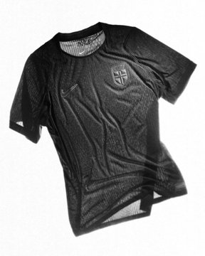 japanicanblog's tweet photo. 【ハーランド効果でノルウェー代表アウェイが急にバズってる件🇳🇴🔥】

ワールドカップでハーランドが暴れてる影響なのか、 ノルウェー代表アウェイユニが“全黒で鬼かっこいい”って即買い勢が増加中。
北欧神話に登場する異能の戦士たち ベルセルクから着想を得たアウェイは、ダークなカラーリングと素材の質感により力強さを表現