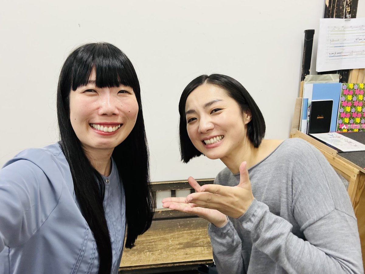 0099y's tweet photo. 舞台『りんごが落ちる』観劇。
【作】ノゾエ征爾
【演出】金澤菜乃英

梅舟惟永さん演じる鴨川の、演出家としての弱さと、女としての弱さ。
どちらも強さとは対極だけどとても美しいと思ったし、それを背負った惟永さんを心から尊敬します。

新国立劇場にて6/28まで🍎

https://t.co/P5QMcpwgyp https://t.co/RDwNtERCWq