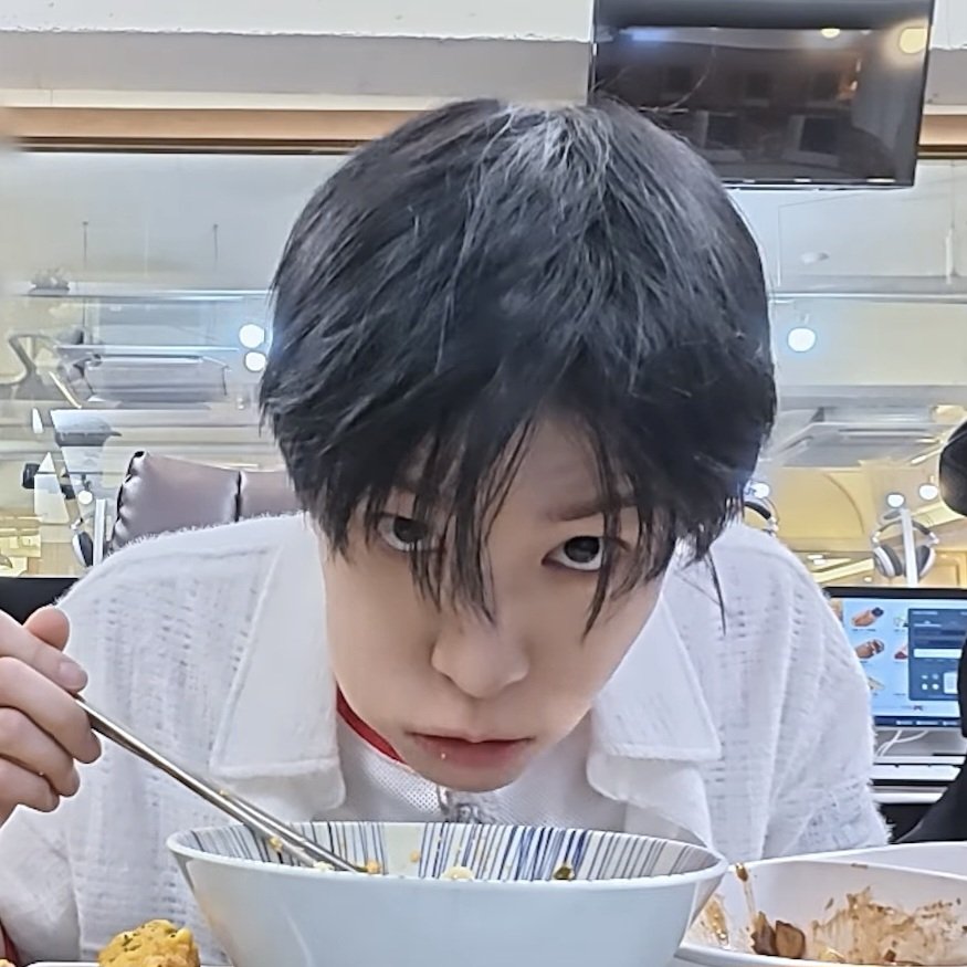 seungminisagod's tweet photo. seungmin enjoying delicious food will always be my favorite content 😋🫳🏻🥢 https://t.co/sUbB8VftQj