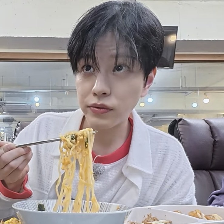 seungminisagod's tweet photo. seungmin enjoying delicious food will always be my favorite content 😋🫳🏻🥢 https://t.co/sUbB8VftQj